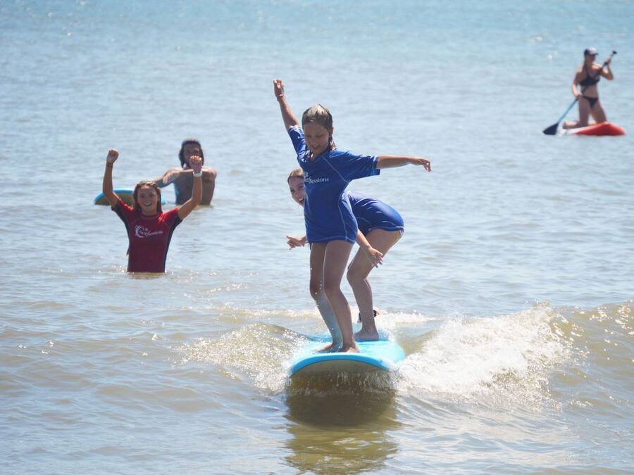 Eine Person steht auf einem Stand-Up-Paddleboard im Wasser.