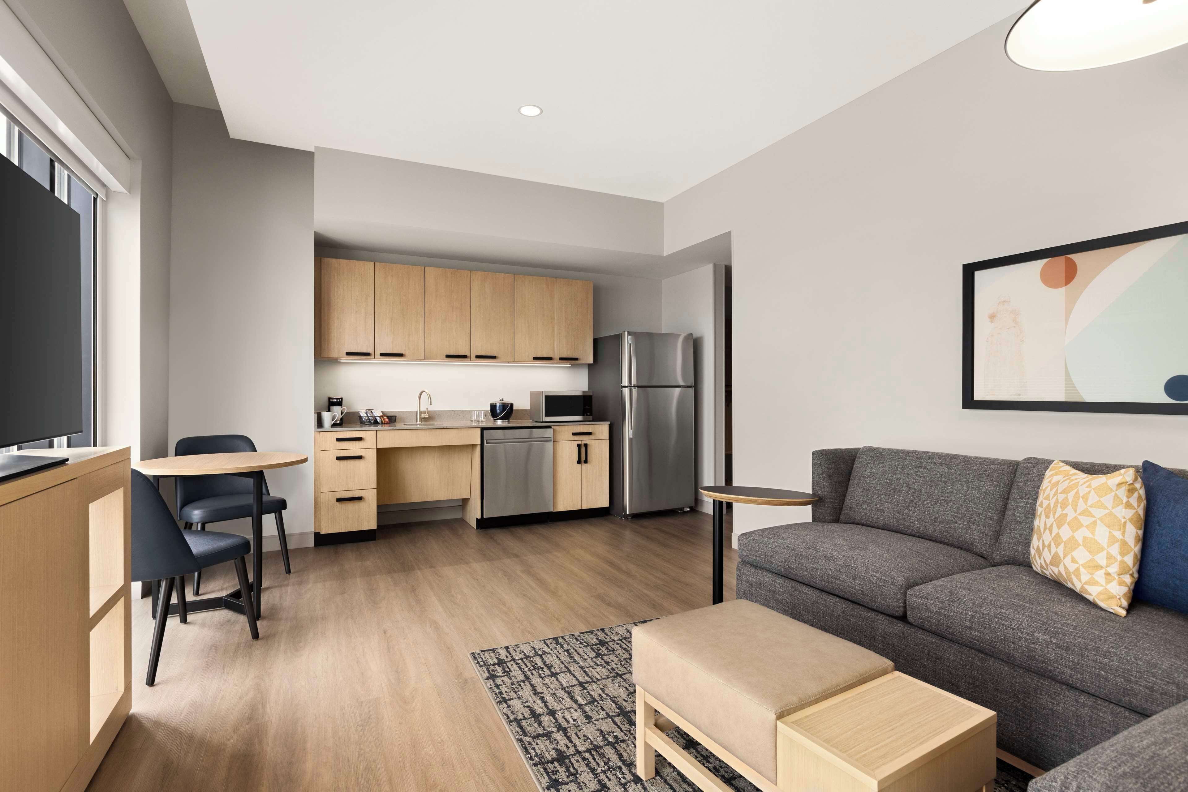 Un apartamento moderno con cocina, comedor y sala de estar.
