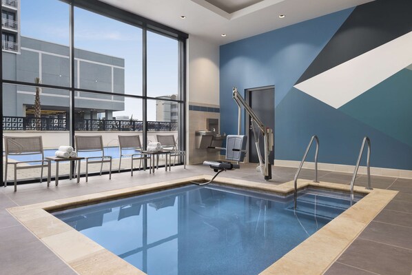 Alberca al aire libre por temporada y sombrillas en la alberca 