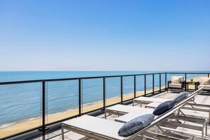 Chambre, 1 très grand lit | Literie hypoallergénique, coffres-forts dans les chambres, bureau