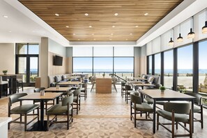 Breakfast and lunch served - Hyatt Place Virginia Beach / Oceanfront (Virginia Beach)