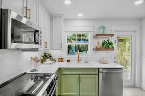 Frigorífico, microondas, horno y placa de cocina