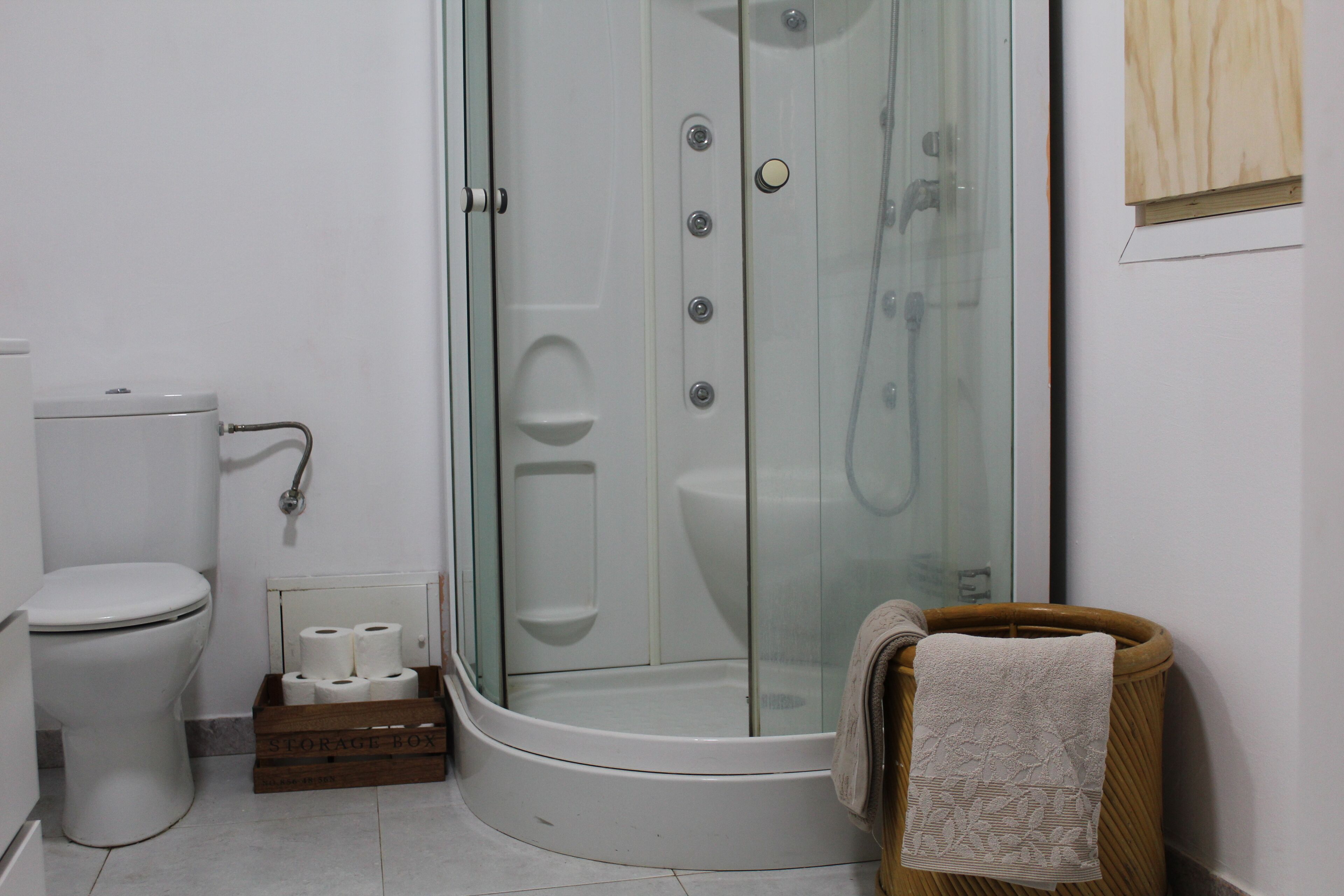 Douche, sèche-cheveux, serviettes fournies, savon