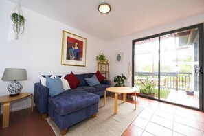 TV, offices - Casa La Mer 2 Bdr Apartment with Ocean view (Cowes)