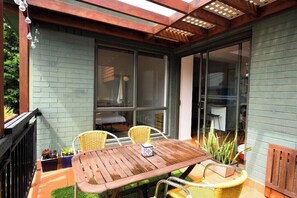 Outdoor dining - Casa La Mer 2 Bdr Apartment with Ocean view (Cowes)