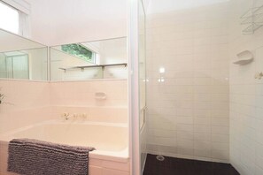 Bathtub, hair dryer, towels - Casa La Mer 2 Bdr Apartment with Ocean view (Cowes)