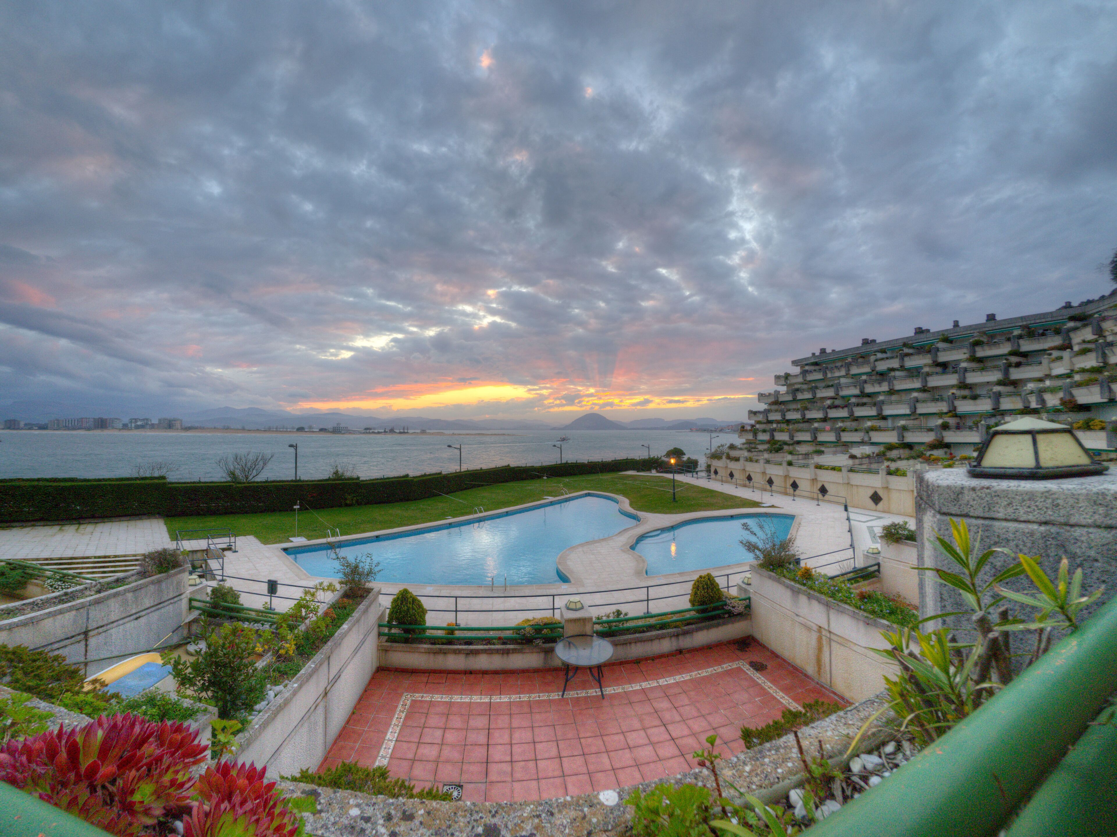 Una piscina al aire libre