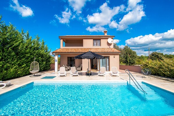 A heated pool - Pretty family villa with private pool near Pula. (Loborika)
