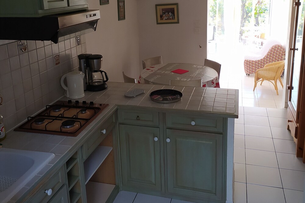 two-room apartment in Fréjus, 5 km from the beaches, private swimming pool, calm assured