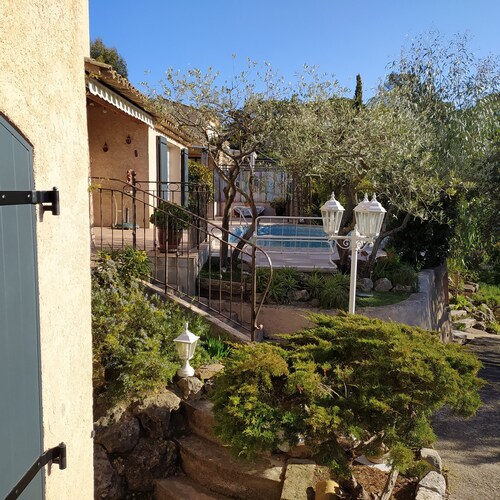 two-room apartment in Fréjus, 5 km from the beaches, private swimming pool, guaranteed peace and quiet