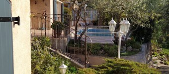 two-room apartment in Fréjus, 5 km from the beaches, private swimming pool, guaranteed peace and quiet