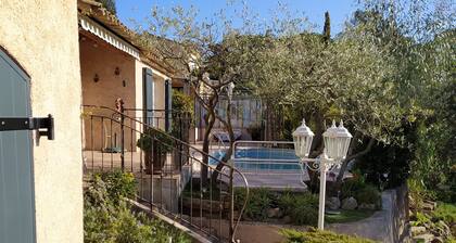 two-room apartment in Fréjus, 5 km from the beaches, private swimming pool, guaranteed peace and quiet