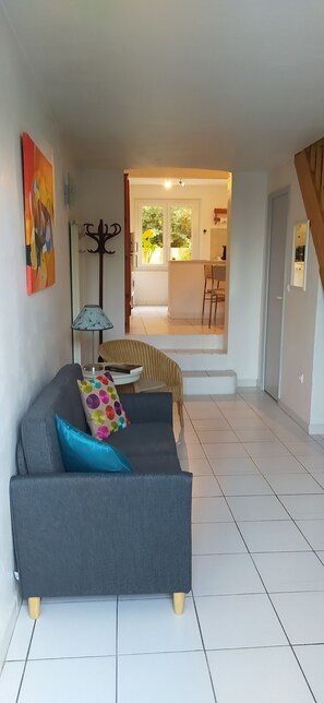 Interior - two-room apartment in Fréjus, 5 km from the beaches, private swimming pool, guaranteed peace and quiet (Fréjus)