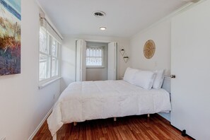 2 habitaciones, escritorio, tabla de planchar con plancha y wifi 
