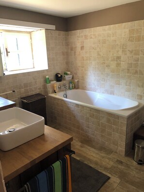 Vasca, asciugacapelli, carta igienica