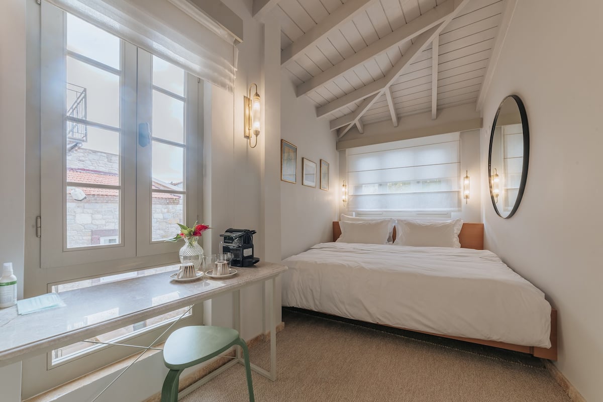Double Room | 1 bedroom, in-room safe, desk, blackout drapes