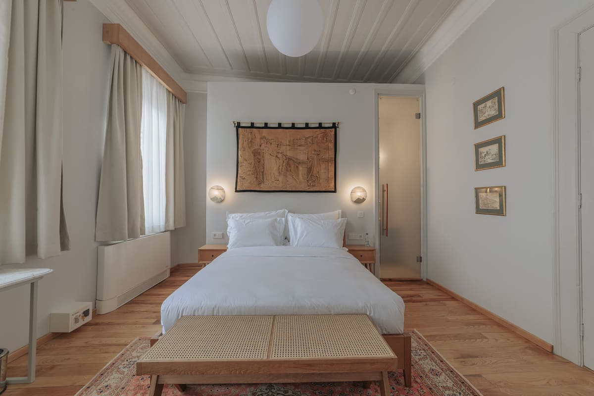 Suite | 1 bedroom, in-room safe, desk, blackout drapes