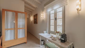 Double Room | 1 bedroom, in-room safe, desk, blackout curtains