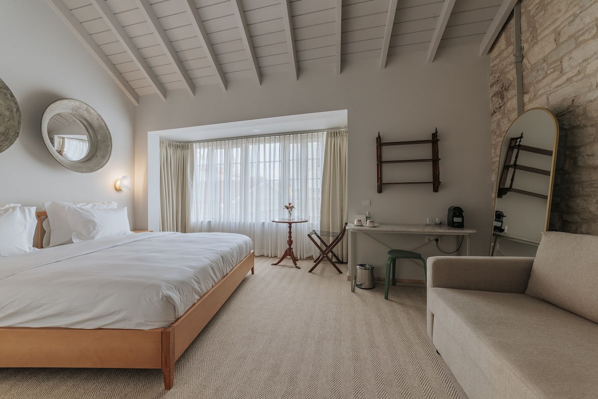 Deluxe Double Room | 1 bedroom, in-room safe, desk, blackout drapes