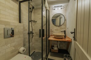 Regadera, amenidades de baño gratuitas, secadora de cabello, batas 