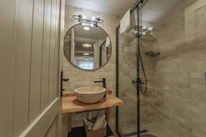 Chambre Standard double | Salle de bain | Douche, articles de toilette (gratuits), séchoir à cheveux, peignoirs