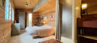 Unique villa with direct beach access, shops on foot.