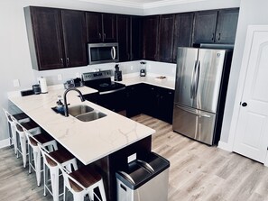 Refrigerador, microondas, horno y parrilla de estufa 