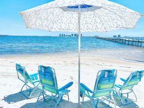 Plage, chaises longues, serviettes de plage