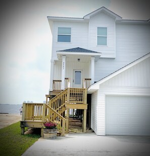 Exterior - Beachfront 3-bedroom vacation home just 3 minutes drive to Navarre Beach (Navarre)