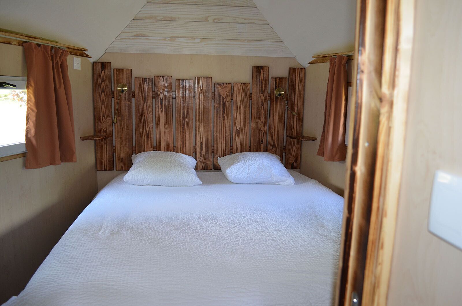1 bedroom, bed sheets