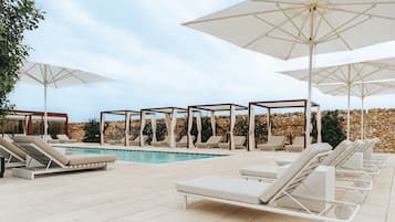 Sesongbasert utendørsbasseng, bassengparasoller og solsenger