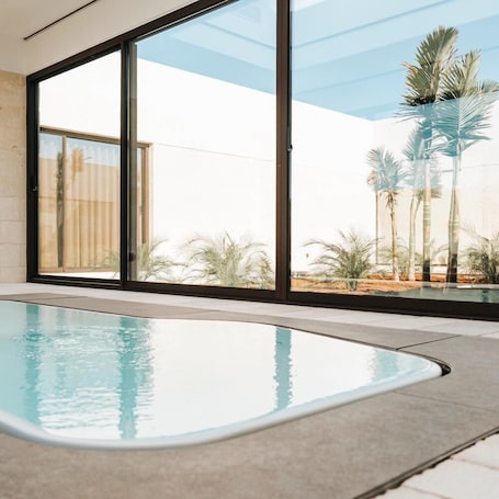 Couples treatment rooms, sauna, hot tub, steam room, Turkish bath