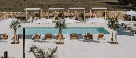 Piscine extérieure (ouverte en saison), parasols de plage