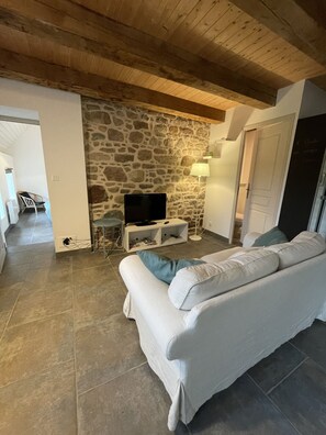 TV - Stone farmhouse for 4 people with heated swimming pool (Trélévern)
