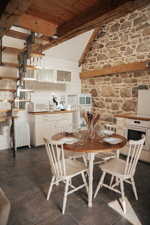 Dining - Stone farmhouse for 4 people with heated swimming pool (Trélévern)