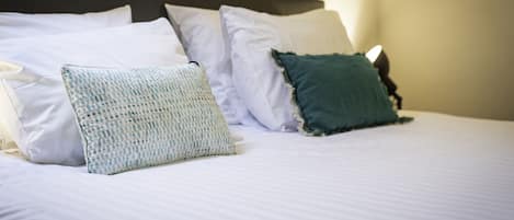 Sängtillbehör av högsta kvalitet, minibar och arbetsyta för laptop