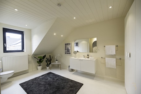 Quarto casal conforto | Comodidades do banheiro | Chuveiro com efeito de chuva, produtos de toalete grátis. Smart Bnb - Hotel Battice