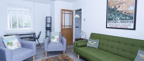 TV connectée, baby-foot, table de tennis de table, livres