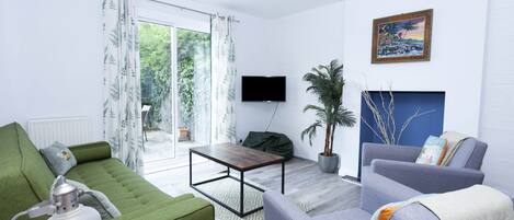 Smart-tv, tafelvoetbal, een tafeltennistafel en boeken