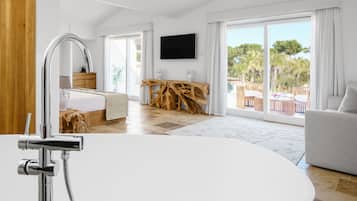 Suite estudio presidencial | Minibar, caja de seguridad en la habitación y cortinas blackout