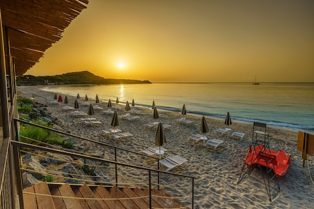 Am Strand, weißer Sandstrand, Liegestühle, Sonnenschirme. Sant'Efis Hotel
