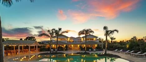 Piscine extérieure en saison