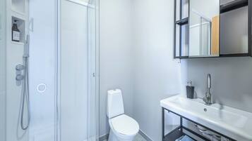 Regadera, secadora de cabello, toallas, jabón