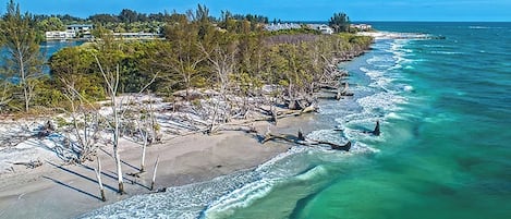 Perto da praia, espreguiçadeiras, toalhas de praia