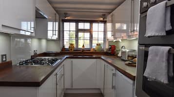 Family Cottage | Private kitchen | Fridge, microwave, oven, stovetop
