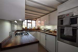 Family Cottage | Private kitchen | Fridge, microwave, oven, stovetop