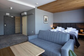 Minibar, coffres-forts dans les chambres, rideaux occultants