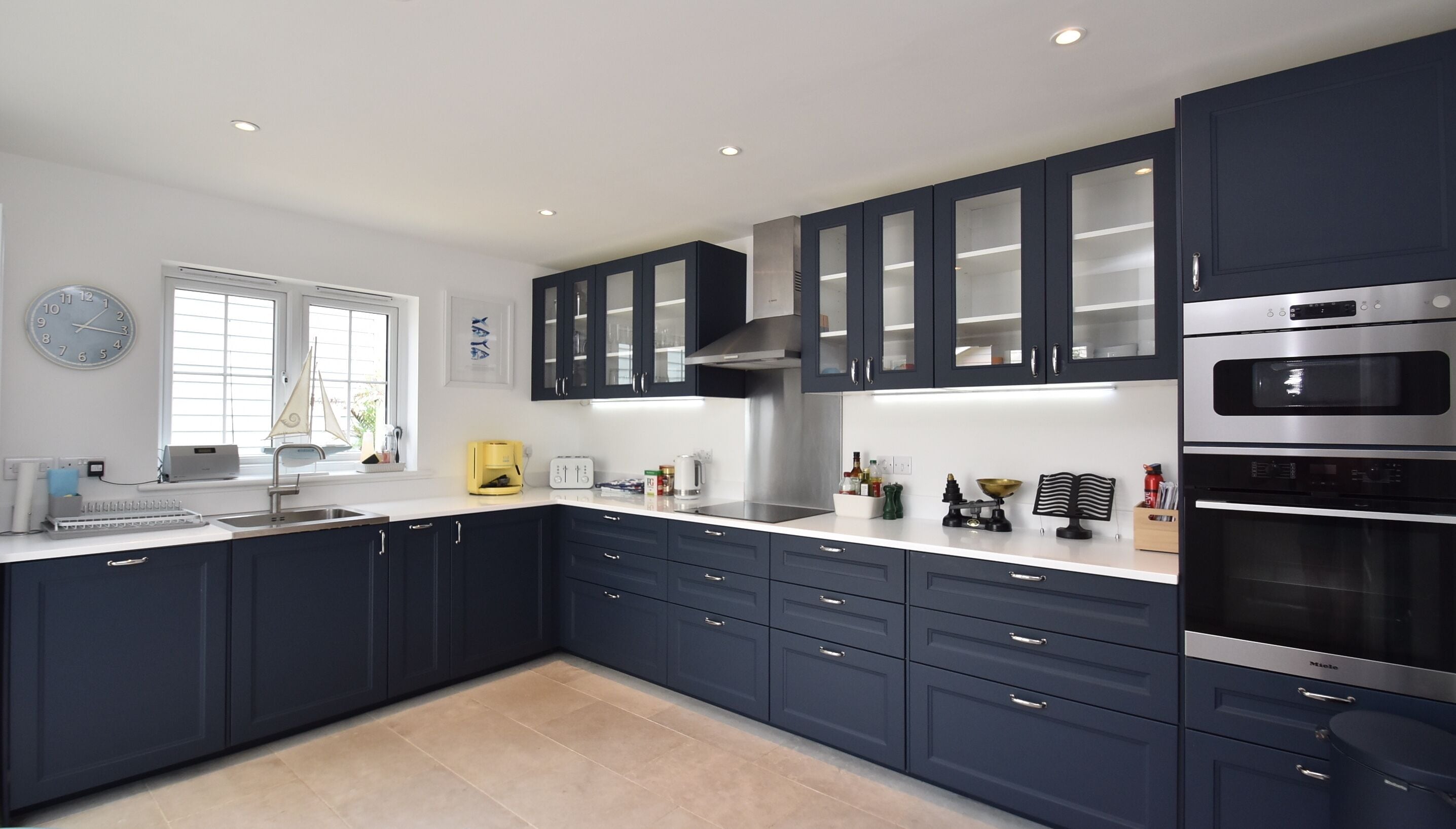 Family House | Private kitchen | Full-size fridge, microwave, oven, stovetop