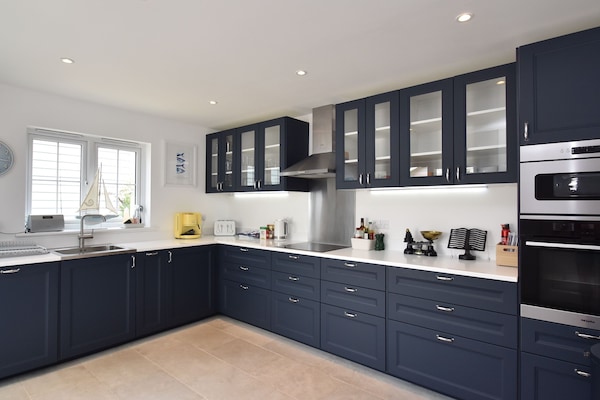 Family House | Private kitchen | Full-size fridge, microwave, oven, stovetop