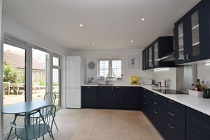 Refrigerador con freezer, microondas, horno, placa de cocina